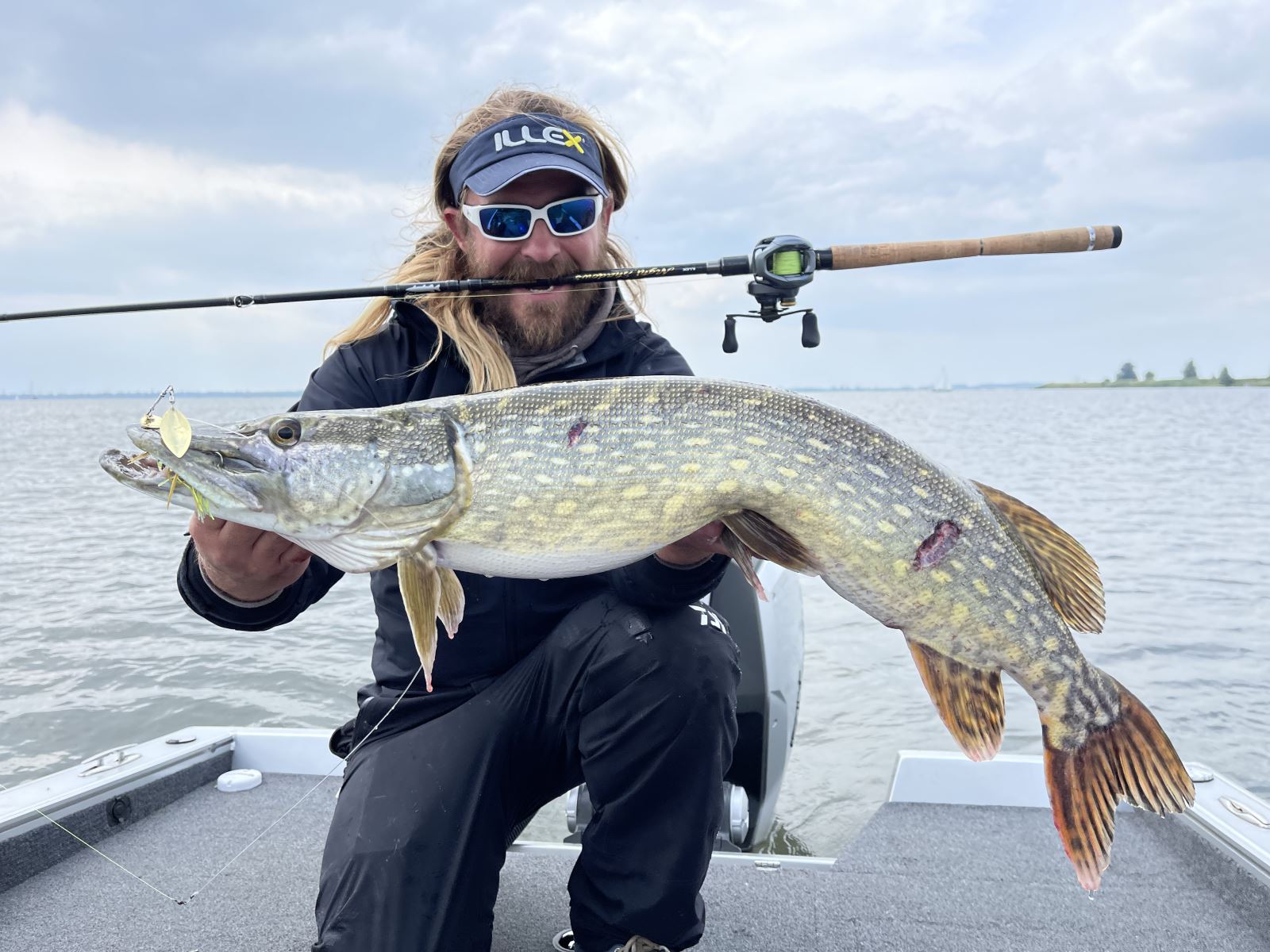 Náš ambasador Honza Hubka z Tropic Fishing vyvláčel na Worldpredatorclassic začátkem července luxusní 2. místo! Samozřejmě v brýlích Wiley X GRAVITY, jejichž modré čočky jsou speciálně navrženy pro rybolov v hlubokých vodách! 