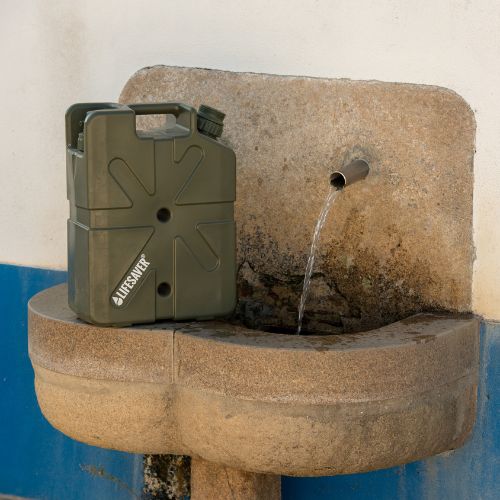 filtrování vody přes filtrační kanystr Lifesaver